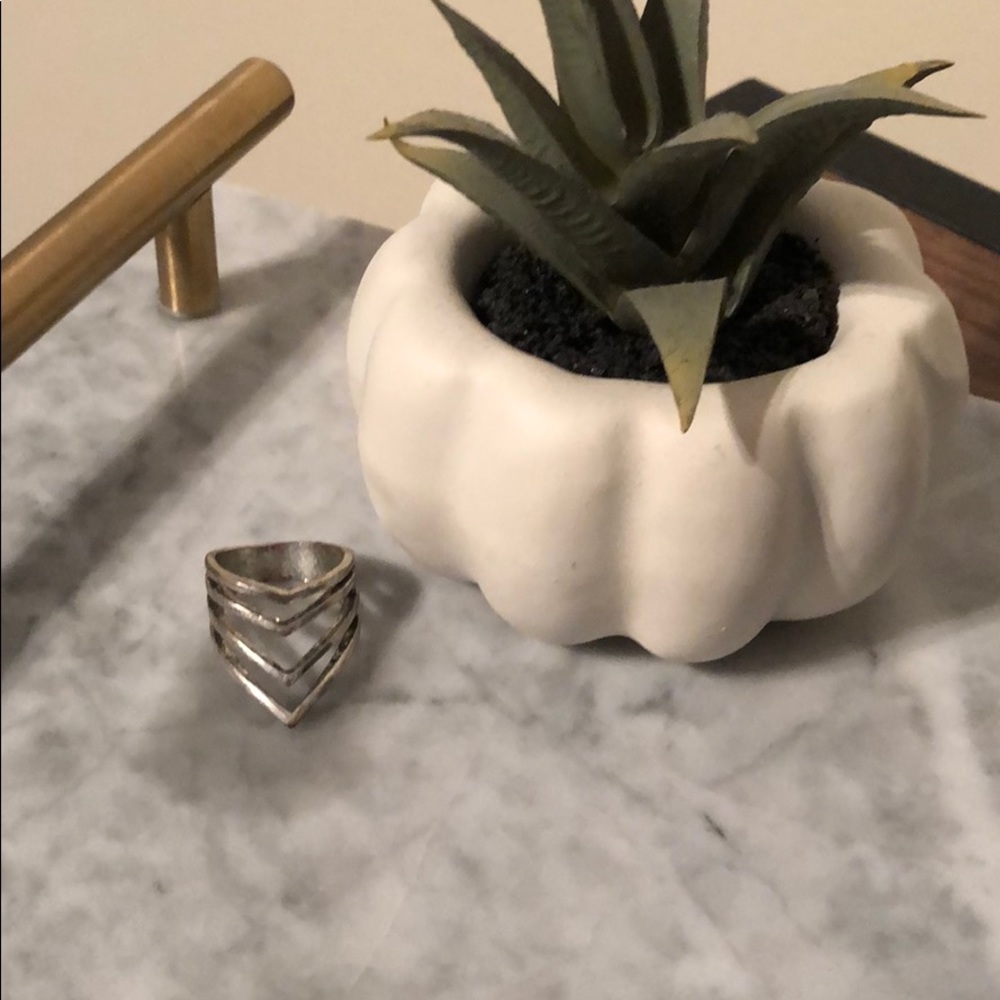 Chevron ring